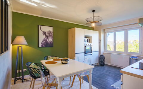 Ty Ael: Tafel, Eigendom, Cabinetry, Stoel, Hout, Venster, Verlichting, Interieur Ontwerp, Verdieping, Flooring