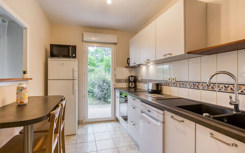 Tassigny: Countertop, Cabinetry, Gootsteen, Meubilair, Venster, Wastafel, Toestel Van De Keuken, Keuken, Hout, Fornuis