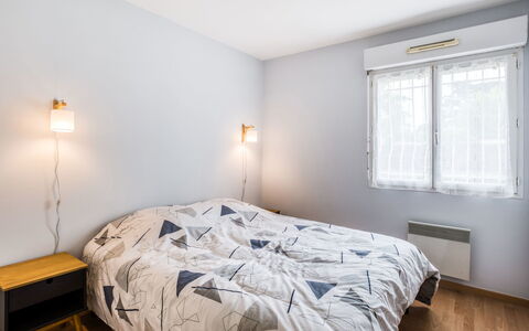 Tassigny: Venster, Comfort, Hout, Textiel, Gebouw, Schaduw, Bed Frame, Verdieping
