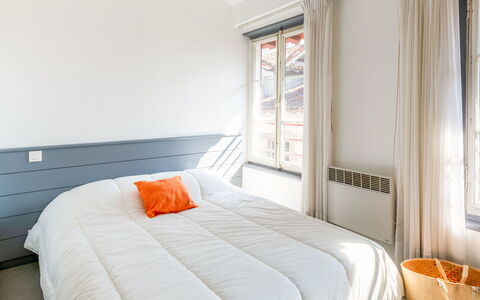 Casa Itzuli: Meubilair, Venster, Comfort, Gebouw, Bed Frame, Azure, Hout, Textiel, Oranje, Cabinetry