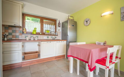 Lady Lavender: Kamer, Eigendom, Meubilair, Gebouw, Onroerend Goed, Verdieping, Keuken, Interieur Ontwerp, Huis, Tafel