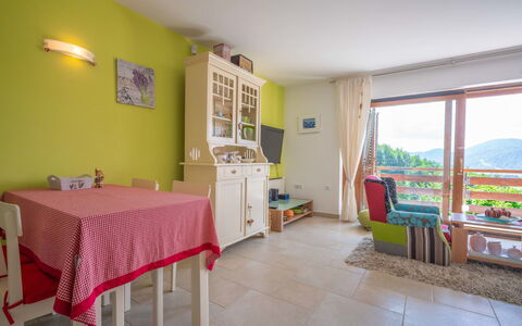 Lady Lavender: Kamer, Eigendom, Meubilair, Gebouw, Huis, Interieur Ontwerp, Onroerend Goed, Verdieping, Slaapkamer, Tafel