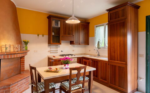 Ludovica: Countertop, Meubilair, Cabinetry, Eigendom, Tafel, Venster, Hout, Keuken, Stoel, Interieur Ontwerp