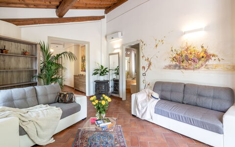 Villa Lavinia: Kamer, Meubilair, Eigendom, Woonkamer, Interieur Ontwerp, Gebouw, Plafond, Muur, Onroerend Goed, Verdieping