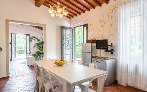 Villa Lavinia: Kamer, Eigendom, Meubilair, Gebouw, Interieur Ontwerp, Plafond, Verdieping, Huis, Eetkamer, Tafel