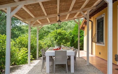 Villa Lavinia: Tafel, Fabriek, Eigendom, Gebouw, Schaduw, Veranda, Buitenmeubels, Boom, Hout, Venster
