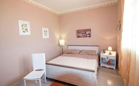 White Pool: Meubilair, Kamer, Bed, Eigendom, Slaapkamer, Plafond, Interieur Ontwerp, Laken, Bed Frame, Bedding