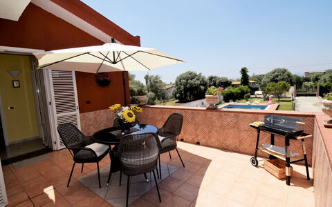 White Pool: Eigendom, Onroerend Goed, Patio, Gebouw, Huis, Kamer, Backyard, Huis, Meubilair, Dak