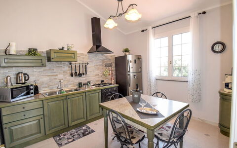 White Pool: Eigendom, Kamer, Countertop, Meubilair, Keuken, Interieur Ontwerp, Gebouw, Huis, Huis, Cabinetry
