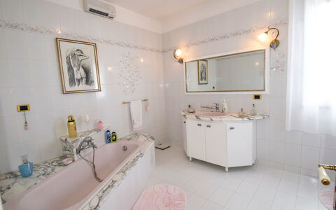 White Pool: Badkamer, Kamer, Eigendom, Interieur Ontwerp, Gebouw, Bad, Onroerend Goed, Meubilair, Verdieping, Huis