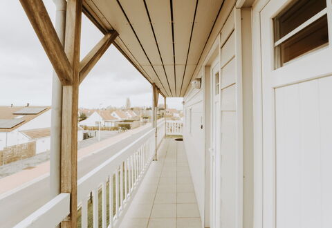 Bredene 310: Venster, Hout, Gebouw, Schaduw, Flooring, Hardwood, Facade, Straal, Plafond, Hal