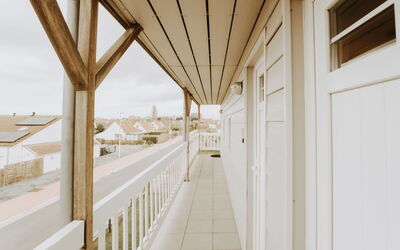 Bredene 310: Venster, Hout, Gebouw, Schaduw, Flooring, Hardwood, Facade, Straal, Plafond, Hal