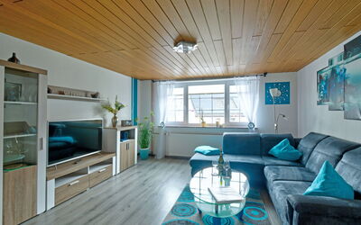 Ferienhaus Born 110.4: Bankstel, Blauw, Azure, Cabinetry, Woonkamer, Interieur Ontwerp, Verdieping, Flooring, Tafel, Gebouw