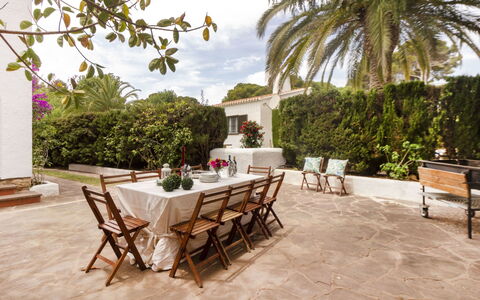 Villa Esplai: Eigendom, Gebouw, Meubilair, Onroerend Goed, Patio, Huis, Kamer, Verdieping, Tafel, Landgoed