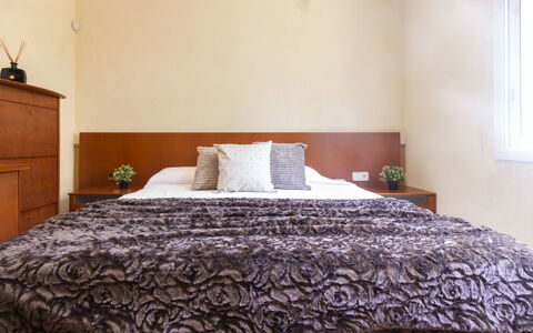 Villa Esplai: Slaapkamer, Bed, Laken, Meubilair, Bedding, Kamer, Eigendom, Bed Frame, Dekbedovertrek, Muur