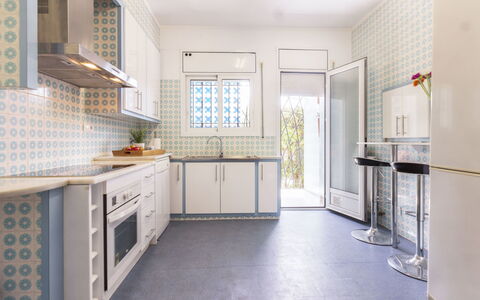Villa Esplai: Cabinetry, Eigendom, Meubilair, Gootsteen, Gebouw, Countertop, Wastafel, Venster, Keuken, Fornuis