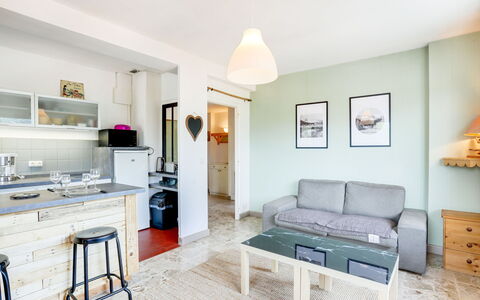 Le Sarto: Meubilair, Kamer, Eigendom, Woonkamer, Interieur Ontwerp, Gebouw, Verdieping, Tafel, Huis, Koffietafel