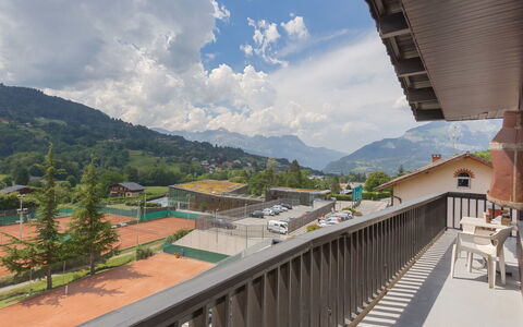 Le Sarto: Lucht, Eigendom, Architectuur,  Dorf\, Gebouw, Berg, Onroerend Goed, Balkon, Huis, Wolk