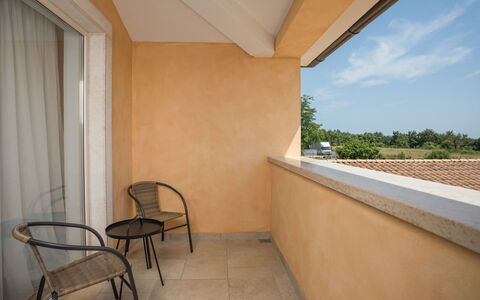 Flori: Eigendom, Kamer, Gebouw, Onroerend Goed, Huis, Architectuur, Verdieping, Muur, Interieur Ontwerp, Balkon