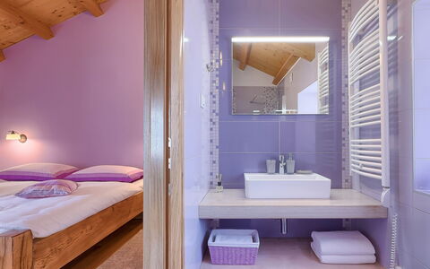 Mala Mare: Spiegel, Eigendom, Kraan, Wastafel, Loodgieterswerkinrichting, Purper, Gebouw, Badkamer, Hout, Interieur Ontwerp