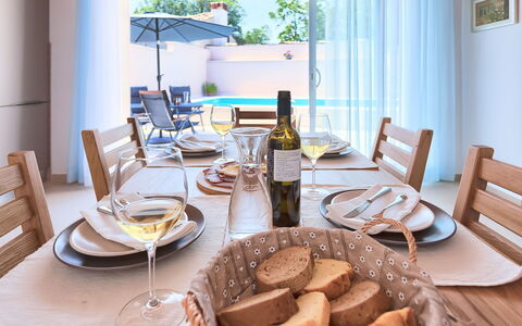 Mala Mare: Tafel, Tableware, Meubilair, Voedsel, Stoel, Dishware, Fabriek, Fles, Hout, Venster
