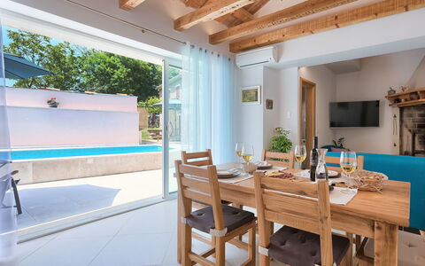 Mala Mare: Meubilair, Tafel, Hout, Architectuur, Interieur Ontwerp, Verdieping, Veranda, Flooring, Schaduw, Muur