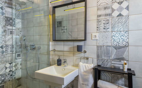 A.r.t.: Spiegel, Kraan, Loodgieterswerkinrichting, Wastafel, Wastafel In De Badkamer, Eigendom, Badkamer, Interieur Ontwerp, Gebouw, Architectuur
