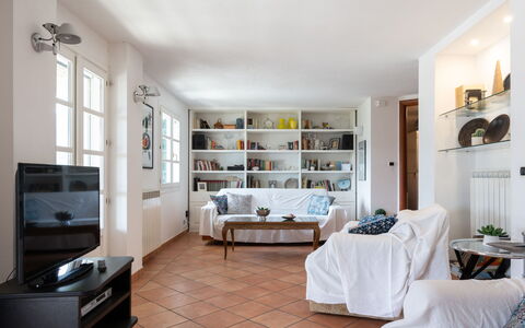 Villa Peiranze: Kamer, Meubilair, Eigendom, Woonkamer, Interieur Ontwerp, Wit, Gebouw, Plafond, Verdieping, Plank