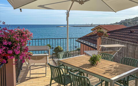 Terrazzo sul Mare: Meubilair, Buitenmeubels, Zee, Stoel, Tafel, Buitentafel, Balkon, Veranda, Kust En Oceanic Landvormen, Toevlucht