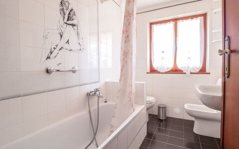 Serenella: Badkamer, Kamer, Eigendom, Tegel, Verdieping, Interieur Ontwerp, Muur, Huis, Loodgieterswerkinrichting, Gebouw