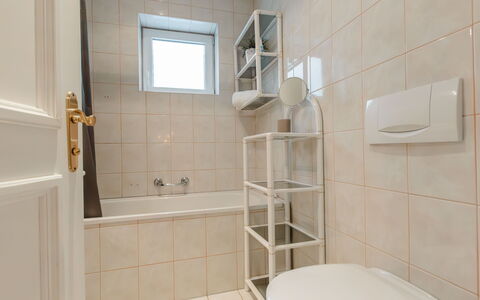 Bad Gastein 125: Eigendom, Badkamer, Interieur Ontwerp, Loodgieterswerkinrichting, Flooring, Verdieping, Gebouw, Toilet