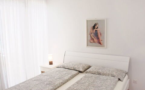 Apt. Lugano Majestic Panorama: Slaapkamer, Bed, Meubilair, Kamer, Laken, Eigendom, Bed Frame, Bedding, Matras, Interieur Ontwerp