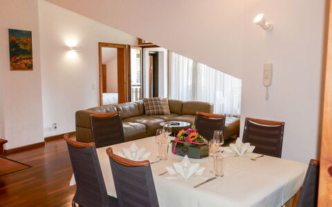 Chesa Polaschin e - E21 - Sils: Kamer, Eigendom, Meubilair, Gebouw, Interieur Ontwerp, Restaurant, Tafel, Woonkamer, Suite, Verdieping