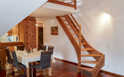Chesa Polaschin e - E21 - Sils: Trap, Eigendom, Kamer, Interieur Ontwerp, Hardwood, Huis, Gebouw, Huis, Houten Vloer, Leuning