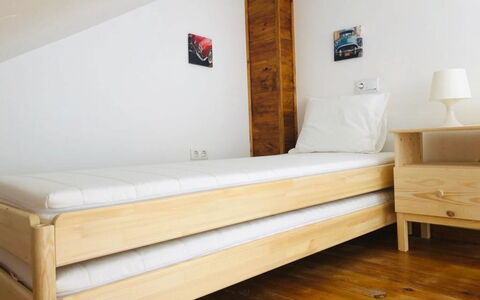 Bellevue: Meubilair, Bed, Bed Frame, Kamer, Slaapkamer, Matras, Verdieping, Hout, Lade, Hardwood