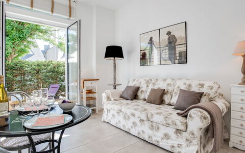 L'Abeille D'Or: Meubilair, Eigendom, Bankstel, Fotolijst, Tafel, Interieur Ontwerp, Hout, Comfort, Verdieping, Woonkamer