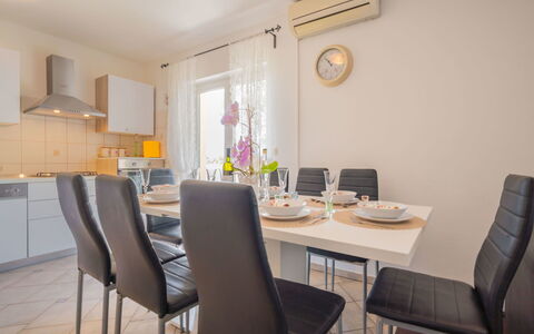 Ivona: Kamer, Eetkamer, Meubilair, Eigendom, Interieur Ontwerp, Tafel, Gebouw, Geel, Onroerend Goed, Verdieping