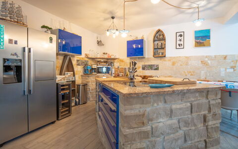 Lea Lana: Gebouw, Cabinetry, Countertop, Keuken, Hout, Verlichting, Interieur Ontwerp, Huis, Verdieping, Flooring
