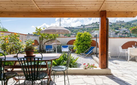 Villa Lamarmora: Eigendom, Gebouw, Patio, Onroerend Goed, Huis, Kamer, Meubilair, Backyard, Schaduw, Dak
