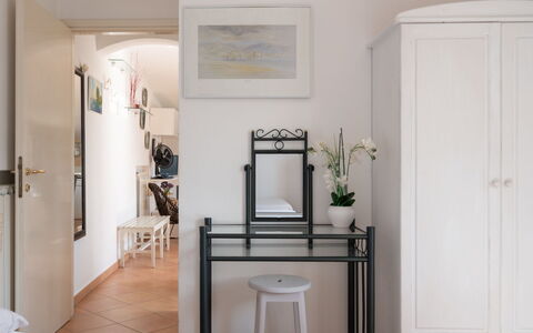 Villetta Laura: Kamer, Wit, Eigendom, Meubilair, Verdieping, Interieur Ontwerp, Gebouw, Plafond, Huis, Tegel