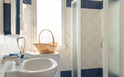Villetta Laura: Badkamer, Kamer, Eigendom, Loodgieterswerkinrichting, Tegel, Interieur Ontwerp, Badkamer Accessoire, Architectuur, Materiële Goederen, Badkamerkast