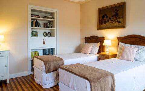 Rachele: Slaapkamer, Meubilair, Bed, Kamer, Eigendom, Laken, Bed Frame, Interieur Ontwerp, Verdieping, Matras