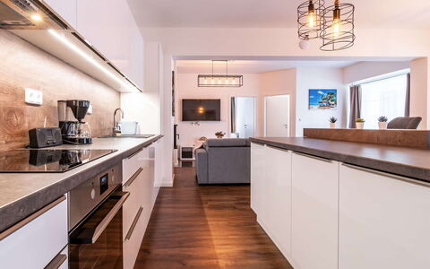 Frymburk 10: Cabinetry, Meubilair, Countertop, Eigendom, Hout, Interieur Ontwerp, Keuken, Verlichting, Architectuur, Huis