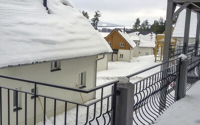 Frymburk 10: Lucht, Sneeuw, Eigendom, Gebouw, Venster, Hek, Verlichting, Freezing, Boom, Huis