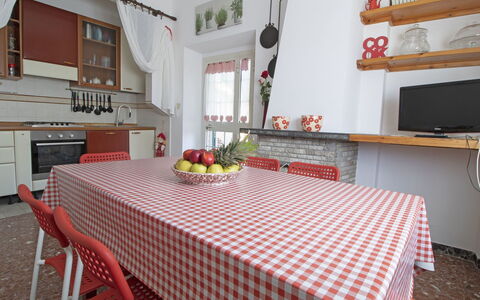 Sandra: Tafelkleed, Kamer, Eigendom, Rood, Meubilair, Interieur Ontwerp, Tafel, Eetkamer, Verdieping, Gebouw
