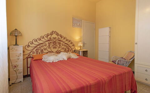 Sandra: Slaapkamer, Bed, Meubilair, Kamer, Eigendom, Laken, Bedding, Bed Frame, Verdieping, Muur