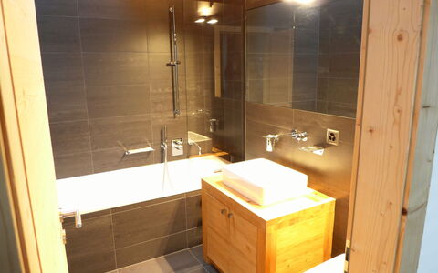 Crans-Montana 643: Kraan, Wastafel, Wastafel In De Badkamer, Loodgieterswerkinrichting, Badkamer, Spiegel, Gebouw, Badkamerkast, Hout
