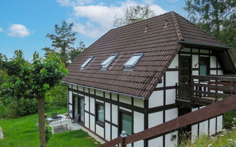 Frankenau 200: Wolk, Fabriek, Lucht, Gebouw, Venster, Boom, Huis, Hout, Land Lot, Siding
