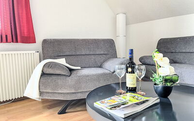 Hänsel & Gretel im Kellerwald 200.41: Meubilair, Interieur Ontwerp, Flooring, Verdieping, Woonkamer, Bankstel, Kamer, Comfort, Houten Vloer
