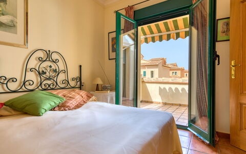 Jardines del Mar: Slaapkamer, Bed, Kamer, Meubilair, Laken, Eigendom, Bed Frame, Interieur Ontwerp, Muur, Gebouw